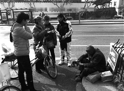 公羊队队员发放定位器帮助杭州市民寻找失智老人