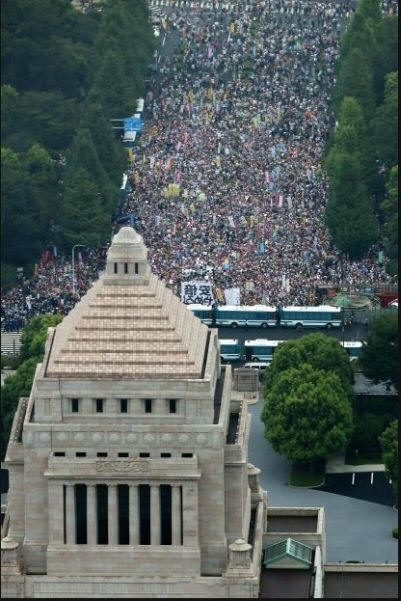 日本12万人包围国会 要求安倍下台
