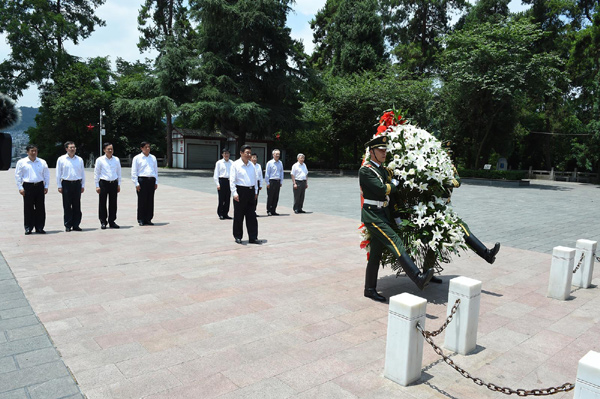 习近平考察贵州 向红军烈士纪念碑敬献花篮